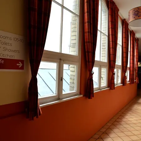 The One אכסניה *