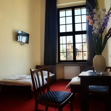 אכסניה The One *