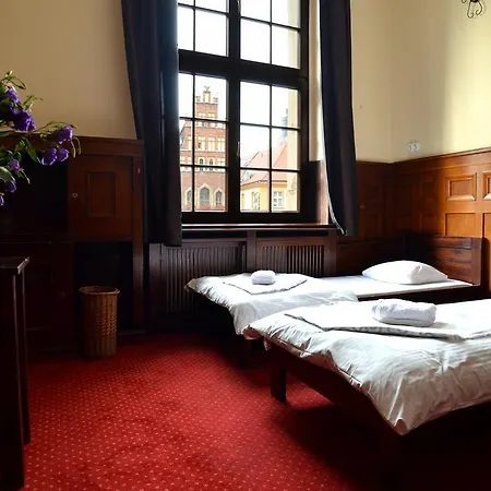 אכסניה The One