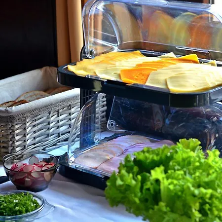 אכסניה The One *