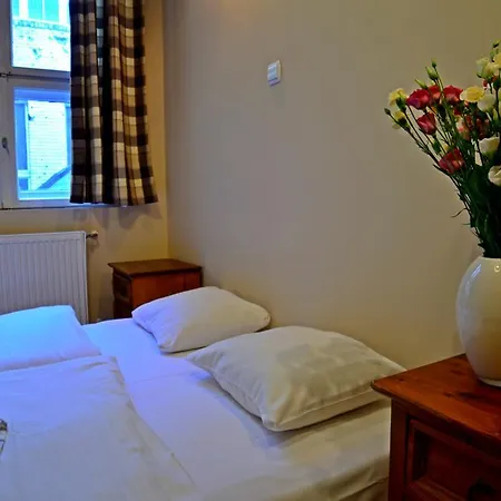 بيت شباب The One *